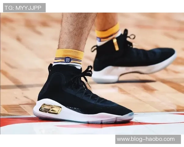库里今日穿着科比9战靴展现低调风范灰白黑配色尽显简约风格